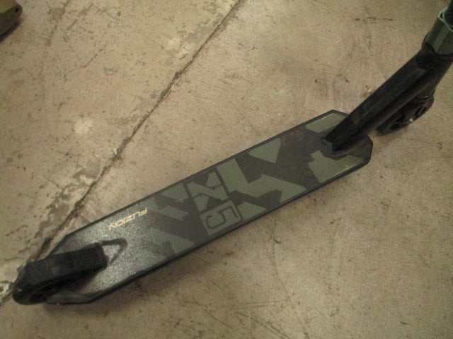 Load image into Gallery viewer, Used Fuzion X5 Trick Scooter (Needs New Grips)
