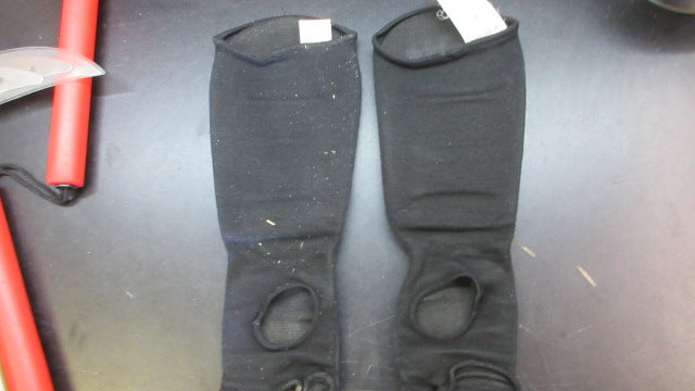 Load image into Gallery viewer, Used Century Cloth Shin Instep Pads - Size Small
