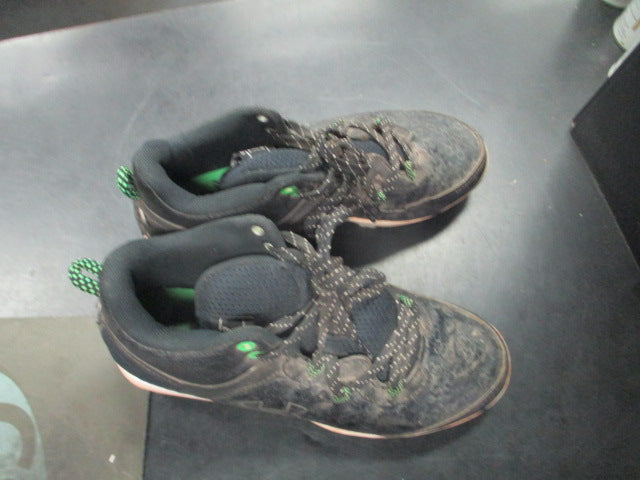 Load image into Gallery viewer, Used Under Armour Sz 3.5 Cleats
