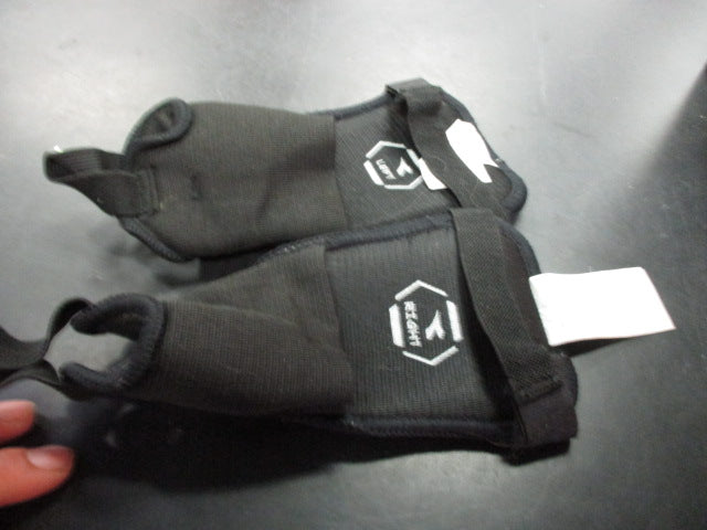 Load image into Gallery viewer, Used Diadora Size Peewee Socer Shin Guards
