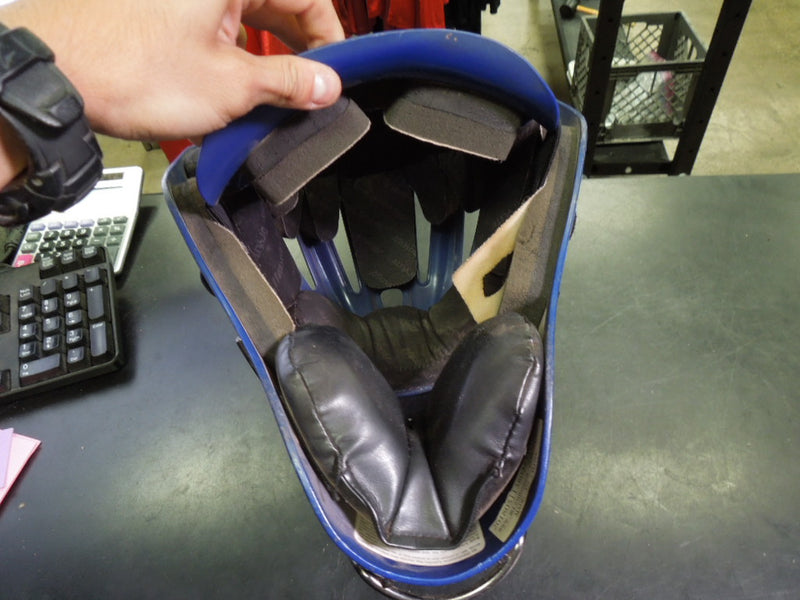 Load image into Gallery viewer, Used Mizuno Samurai MSCH255 Blue Hockey Style Catchers Helmet Size 6 1/2 - 7 1/4
