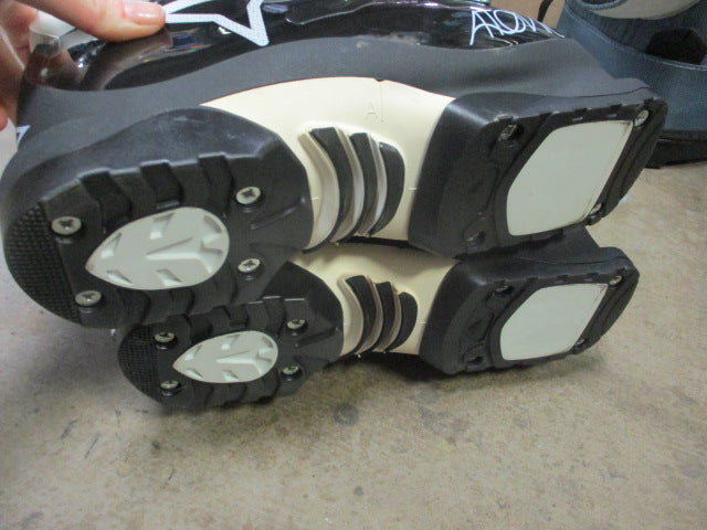 Load image into Gallery viewer, Used Atomic Medusa 70 Ski Boots Size 22.5
