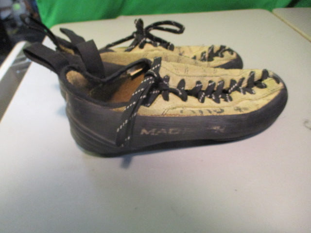 Load image into Gallery viewer, Used Mad Rock Size 6.5 Climbing Shoes
