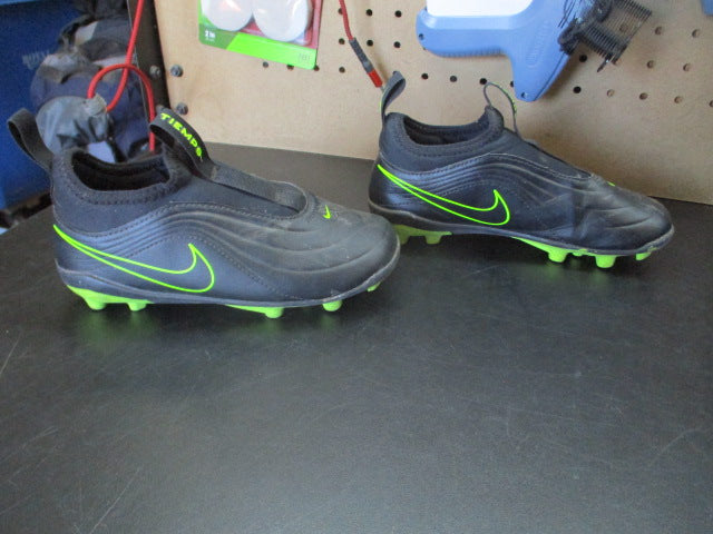 Load image into Gallery viewer, Used Nike Jr. Tiempo Maestro Club Soccer Cleats - Size Youth 12
