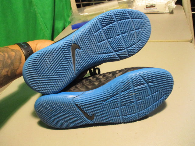Load image into Gallery viewer, Used Nike Tiemp Size Youth 5.5 Indoor Soccer Cleats
