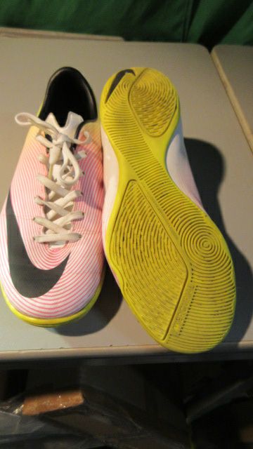 Load image into Gallery viewer, Used Nike Mercurial Victory V IC -Youth 5 Indoor Soccer Shoes
