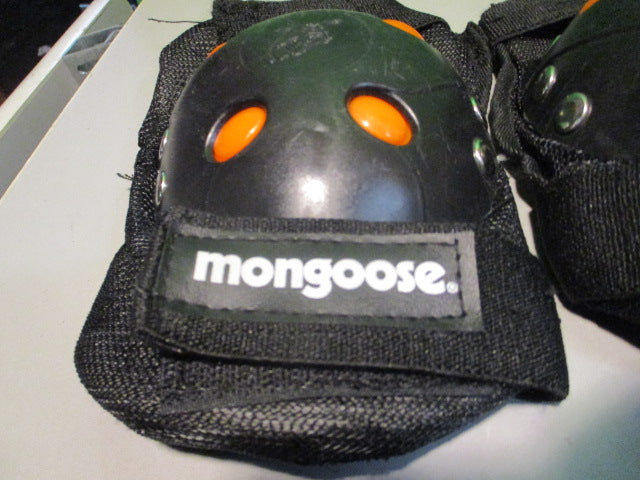 Load image into Gallery viewer, Used Mongoose Adult Skating knee Pads
