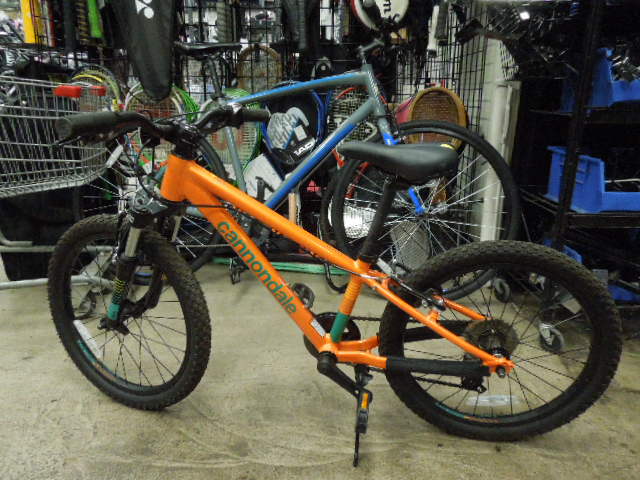 Load image into Gallery viewer, Used Cannondale Kids Trail 20 in Orange
