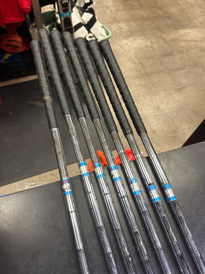 Load image into Gallery viewer, Used Accel Iso Spin 5000 Midsized 7pc Right Hand Iron Set 3-9i no 7 and Pw
