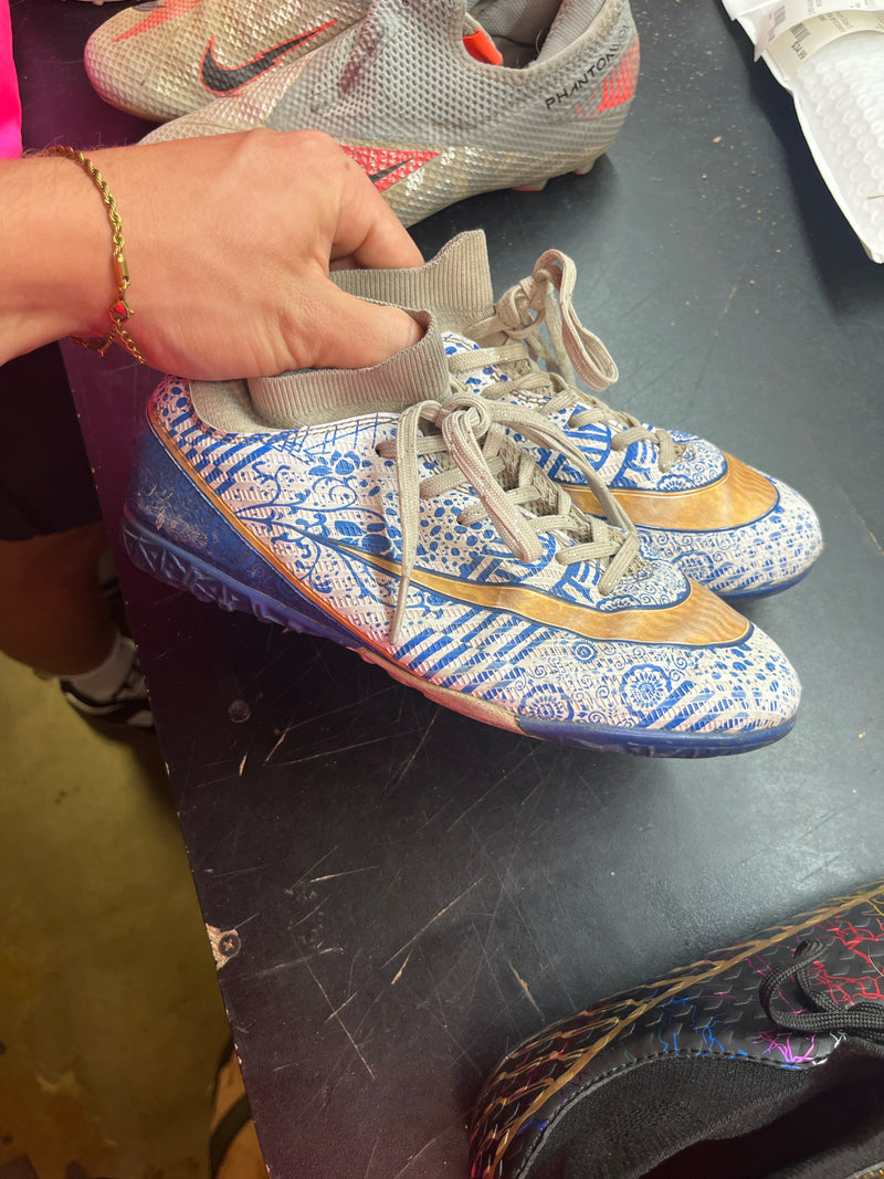Load image into Gallery viewer, Used Indoor soccer Cleates
