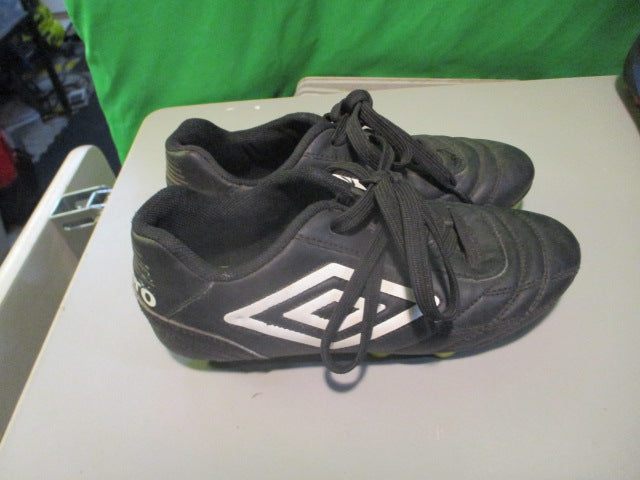 Load image into Gallery viewer, Used Umbro Size 1 Soccer Cleats
