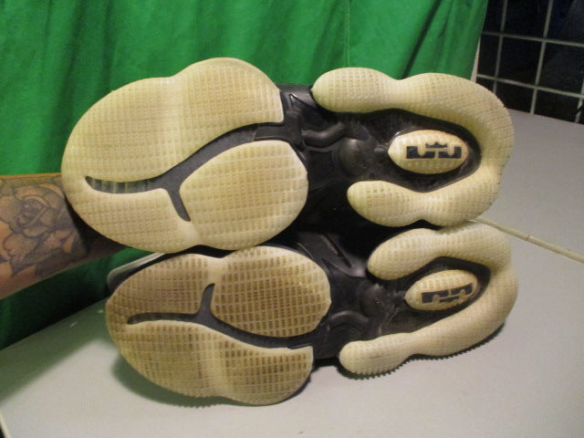 Load image into Gallery viewer, Used Nike Lebron 19 (GS) Size 9.5 Basketball Shoes
