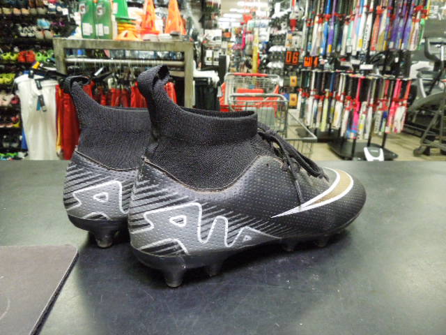 Load image into Gallery viewer, Used Air Football Cleats in Black Size 38
