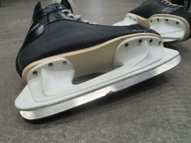 Load image into Gallery viewer, Used CCM 3000 Hockey Skates Size 8  (Crack On Left Skate)

