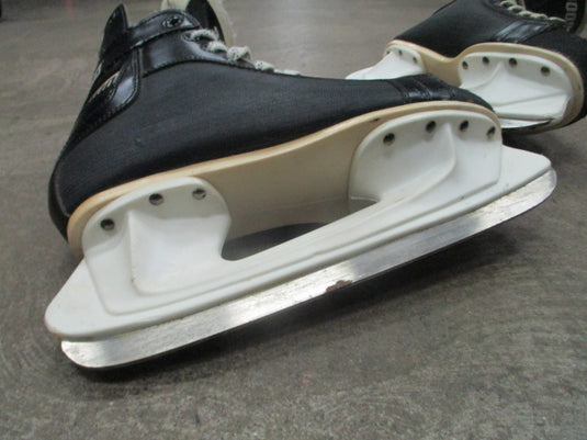Used CCM 3000 Hockey Skates Size 8  (Crack On Left Skate)