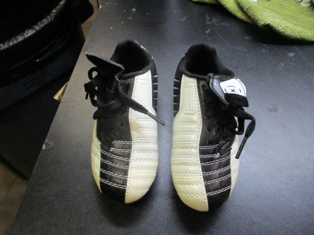 Load image into Gallery viewer, Xara Soccer Cleats Youth Size 10
