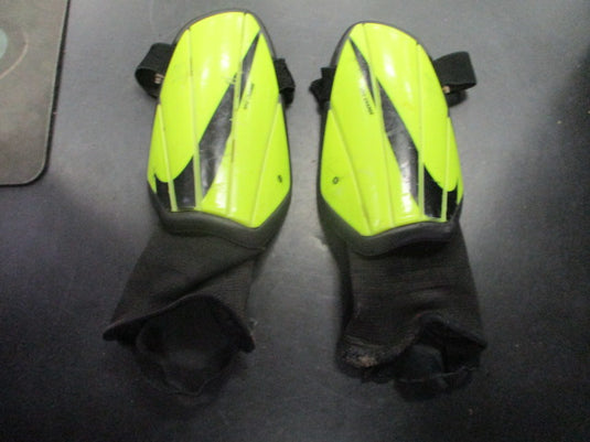 Used Nike Charge Soccer Shin Guards Size Youth Medium