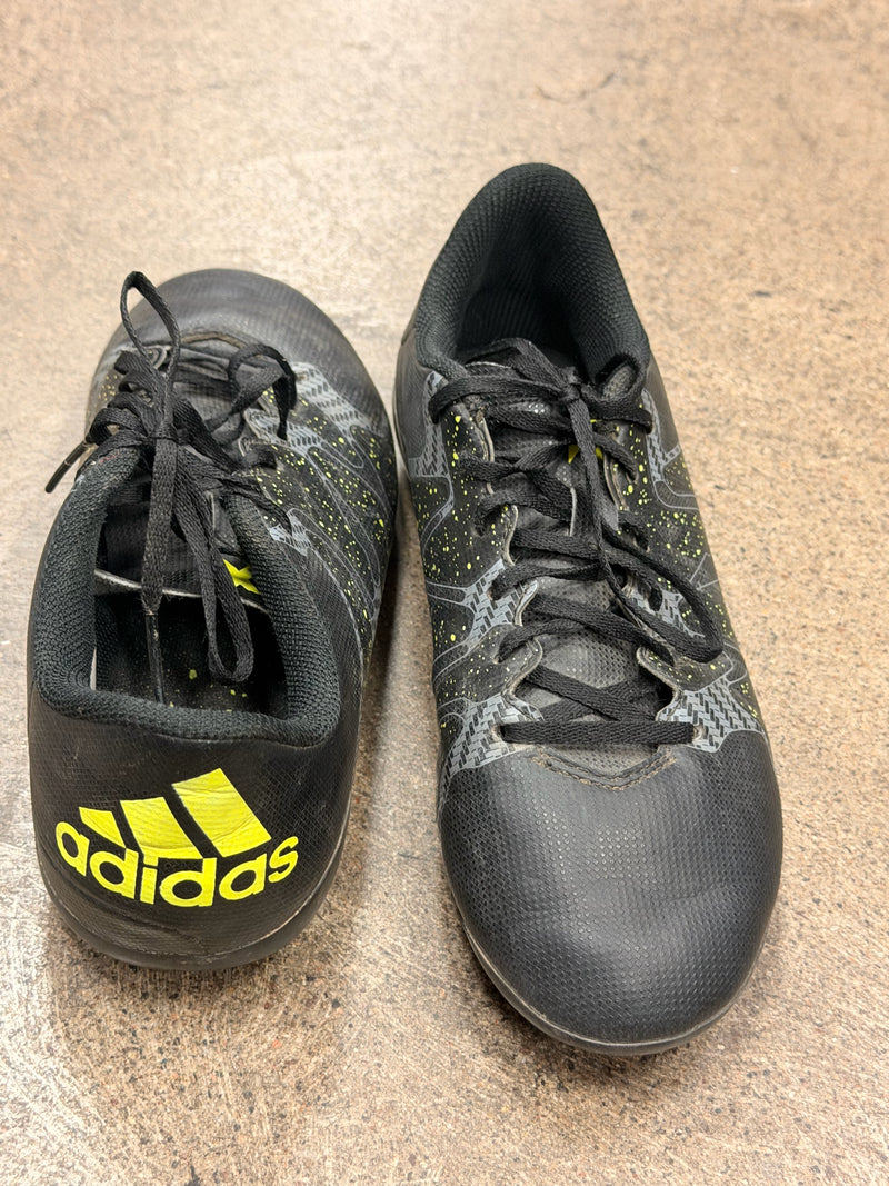 Load image into Gallery viewer, Used Aidas Socer Cleats Size 4.5
