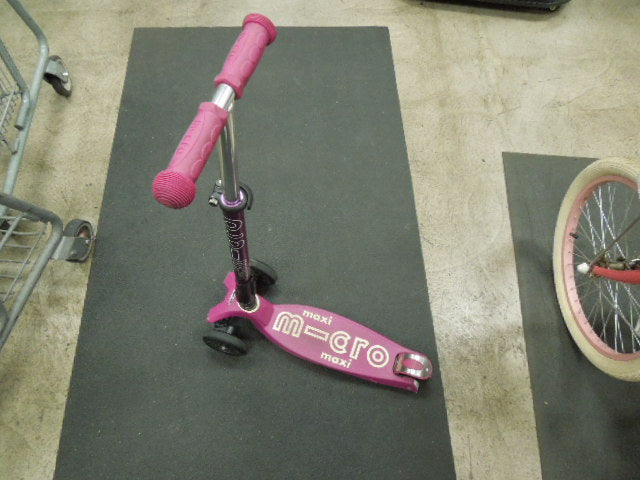 Load image into Gallery viewer, Used Micro Maxi Fold Up Scooter in Purple
