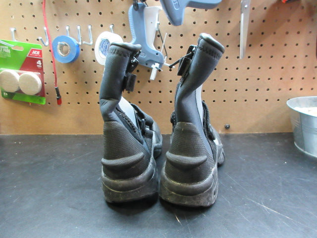 Load image into Gallery viewer, Used NRS ATB Wetshoes - Size 8
