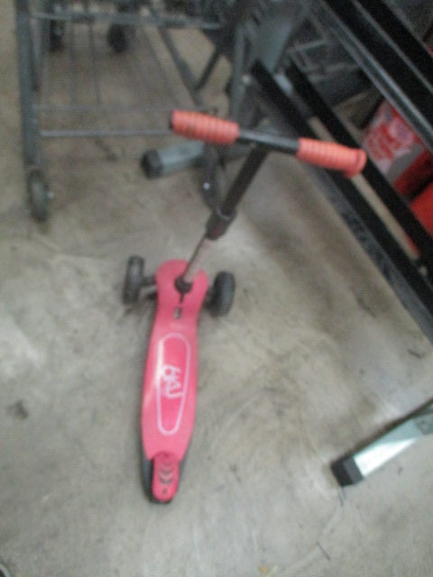 Load image into Gallery viewer, Used 6KU Kids Scooter
