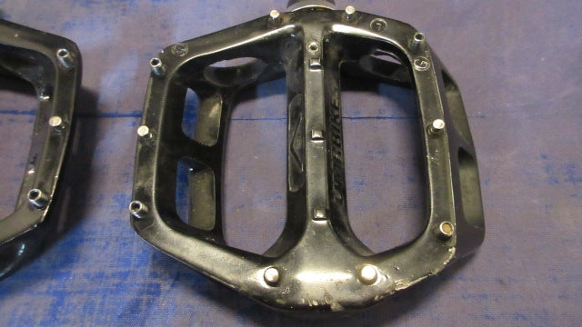 Load image into Gallery viewer, Used DMR Bikes V8 G0 Pedals - small wear
