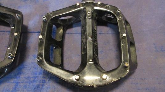 Used DMR Bikes V8 G0 Pedals - small wear