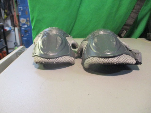 Load image into Gallery viewer, Used Salomon Gel Size Youth Large Skating Knee Pads
