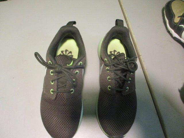 Load image into Gallery viewer, Used Nike Size 2 Golf Shoes
