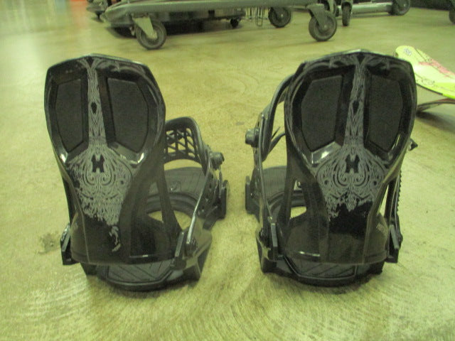 Load image into Gallery viewer, Used M8trix Snowboard Bindings Size Small (Missing Discs)

