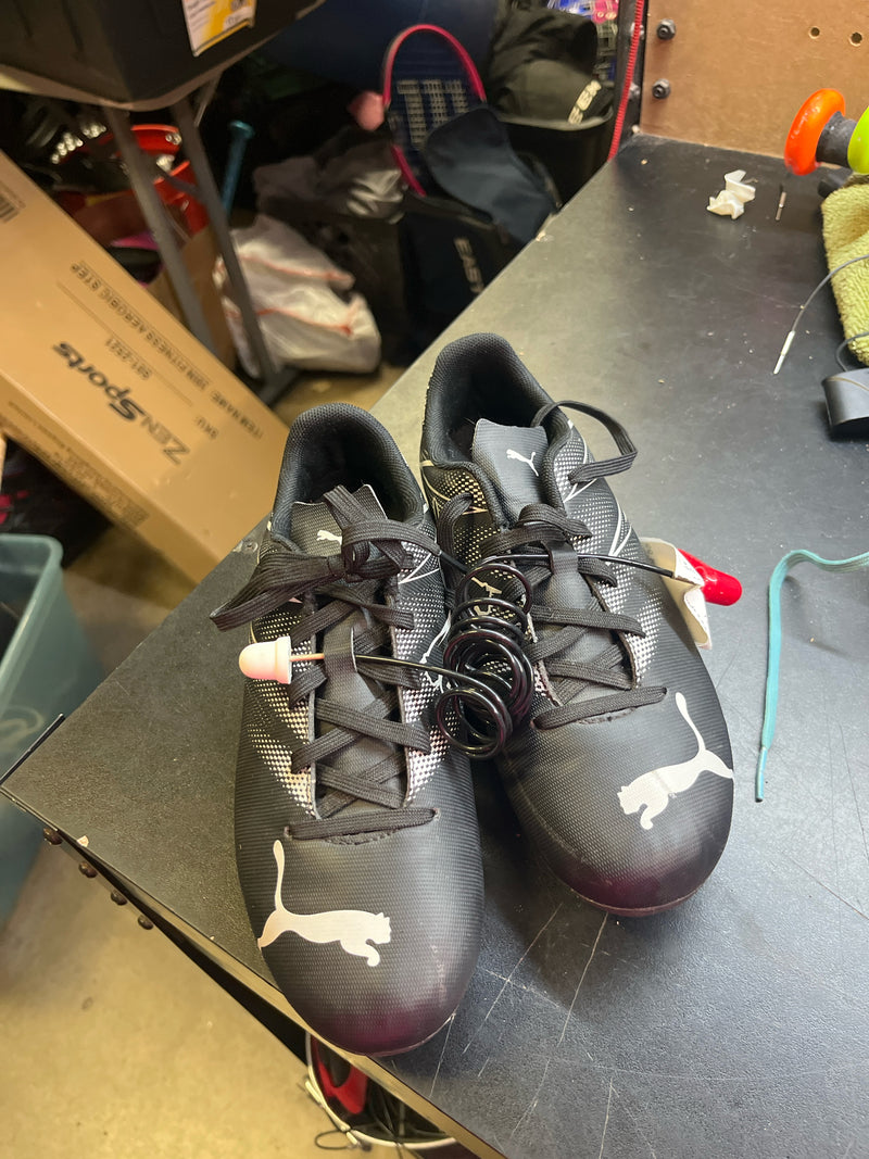 Load image into Gallery viewer, Used puma black and white soccer cleats size 4.5
