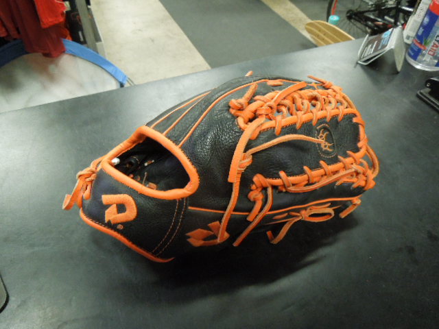Load image into Gallery viewer, Used Demarini Insane WTA08B160I115 12.5" RHT Glove
