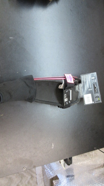 Load image into Gallery viewer, Used Umbro Adult Soccer Shin Guards
