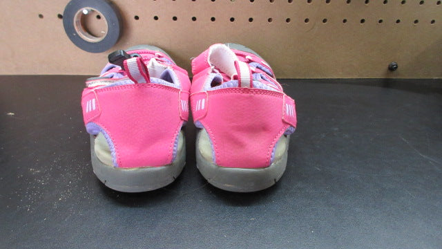Load image into Gallery viewer, Used Kamik Kids Crab Sandals - Size 5
