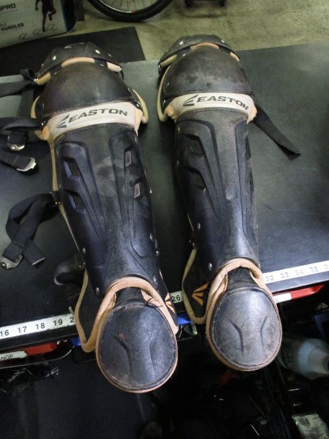 Load image into Gallery viewer, Used Easton Gametime Adult Shin Guards in Black

