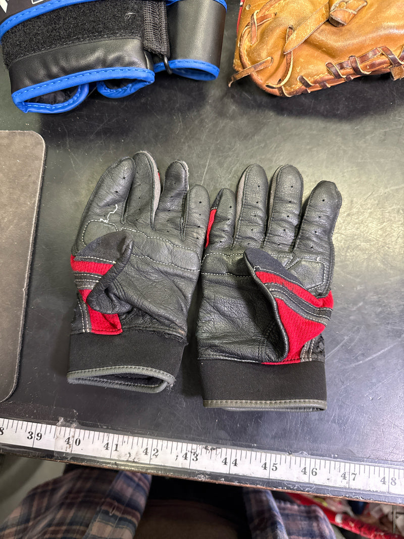 Load image into Gallery viewer, Used Easton Youth Batting Gloves Size Youth Medium
