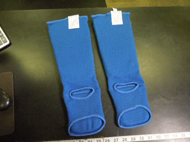 Load image into Gallery viewer, Used Century Soft Sided Shin Guard Sleeve Size XS
