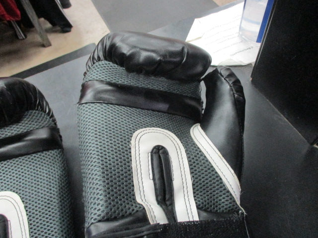 Load image into Gallery viewer, Used Everlast 16oz Boxing Gloves - Straps Have Wear
