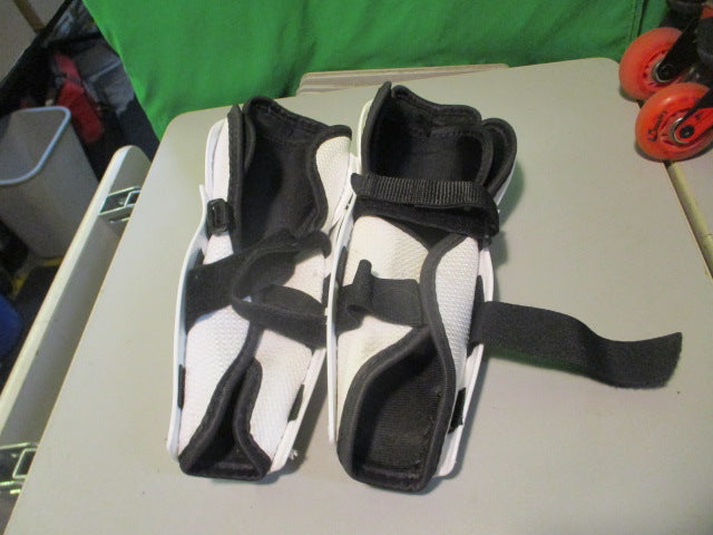 Load image into Gallery viewer, Used CCM LTP Youth 9&quot; Hockey Shin Guards
