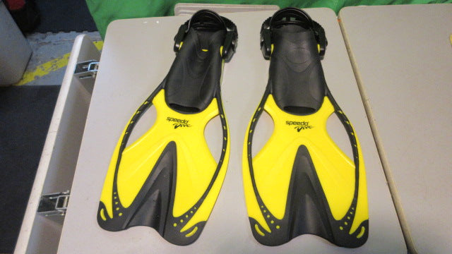 Load image into Gallery viewer, Used Speedo Dive Fins Junior L/XL - Yellow
