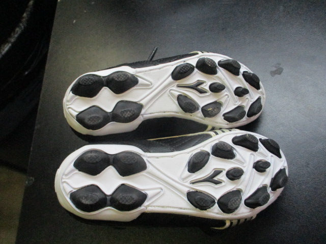 Load image into Gallery viewer, Diadora Veneto Soccer Cleats Youth Size 10
