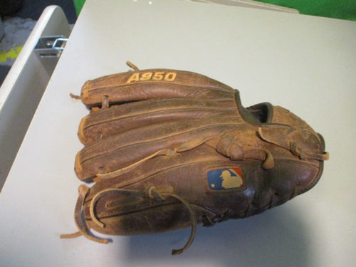 Used Wilson A950 11.5