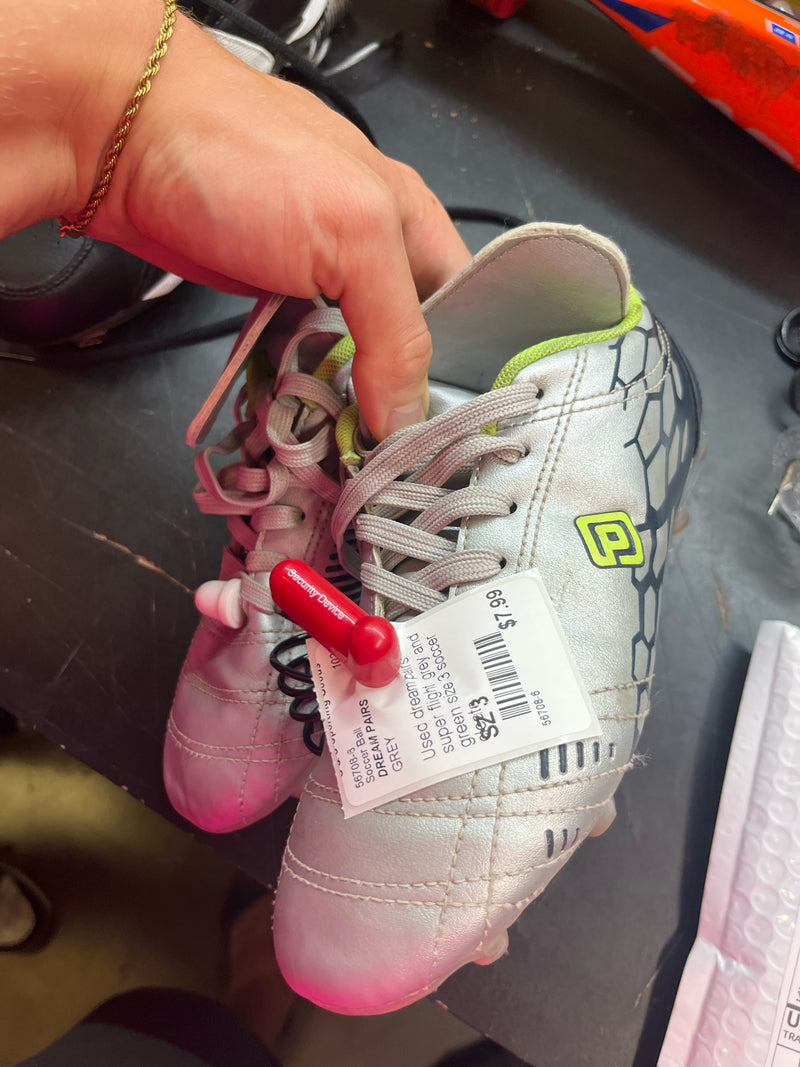 Load image into Gallery viewer, Used dream pairs super flight  grey and green size 3 soccer cleats
