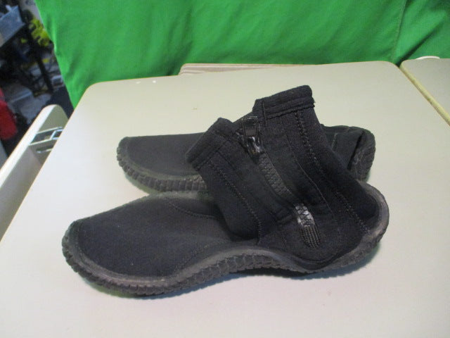 Load image into Gallery viewer, Used Tilos Hydro + Size 6 Dive Boots
