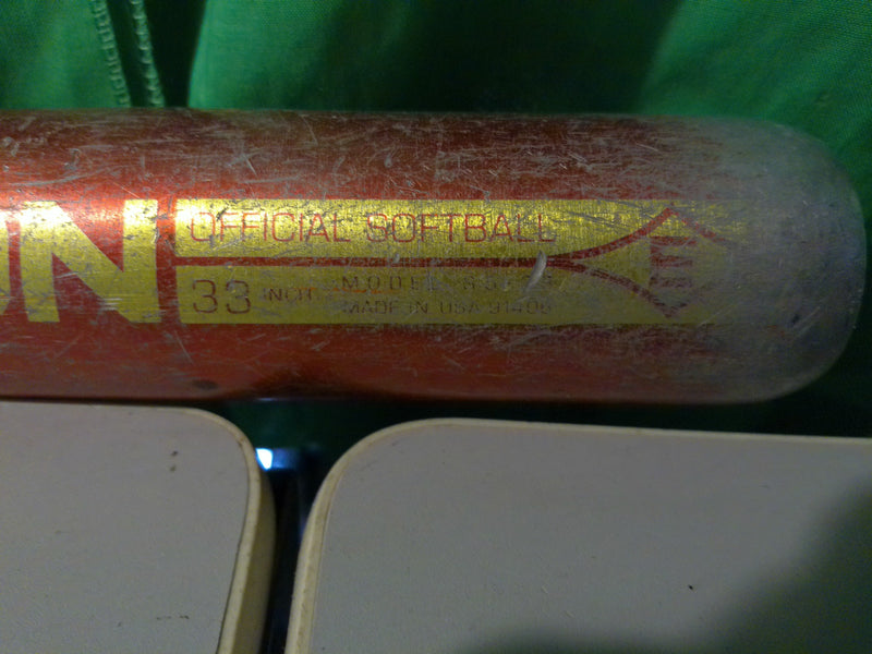 Load image into Gallery viewer, Used Easton 33&quot; -2 (31oz) Red Softball Bat
