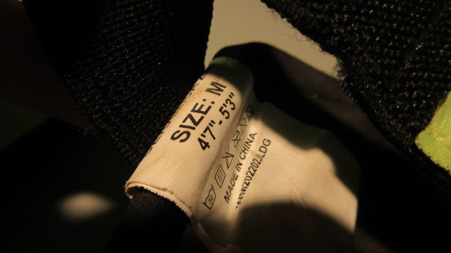 Load image into Gallery viewer, Used Umbro Youth Medium Soccer Shin Guards
