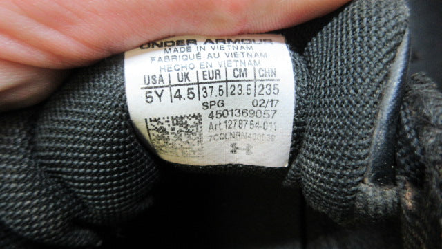 Load image into Gallery viewer, Used Under Armour Cleats - Size Youth 5
