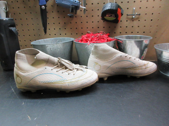 Load image into Gallery viewer, Used Umbro Soccer Cleats
