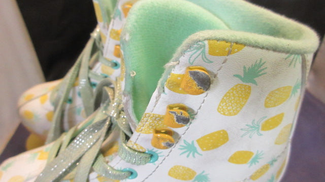 Load image into Gallery viewer, Used Roller Derby Candi Grl Lucy Roller Skates Youth Size 12 - 2 - small wear
