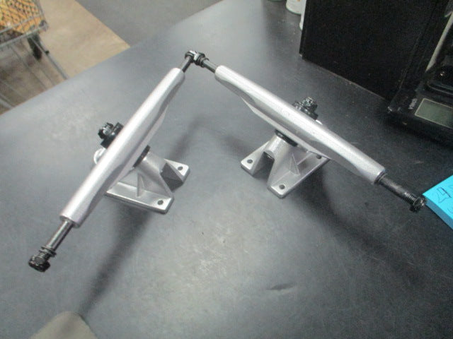 Load image into Gallery viewer, New SKATEBOARD TRUCKS Set of 2 Silver
